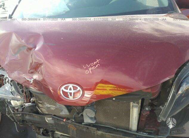 Toyota Sienna dalimis