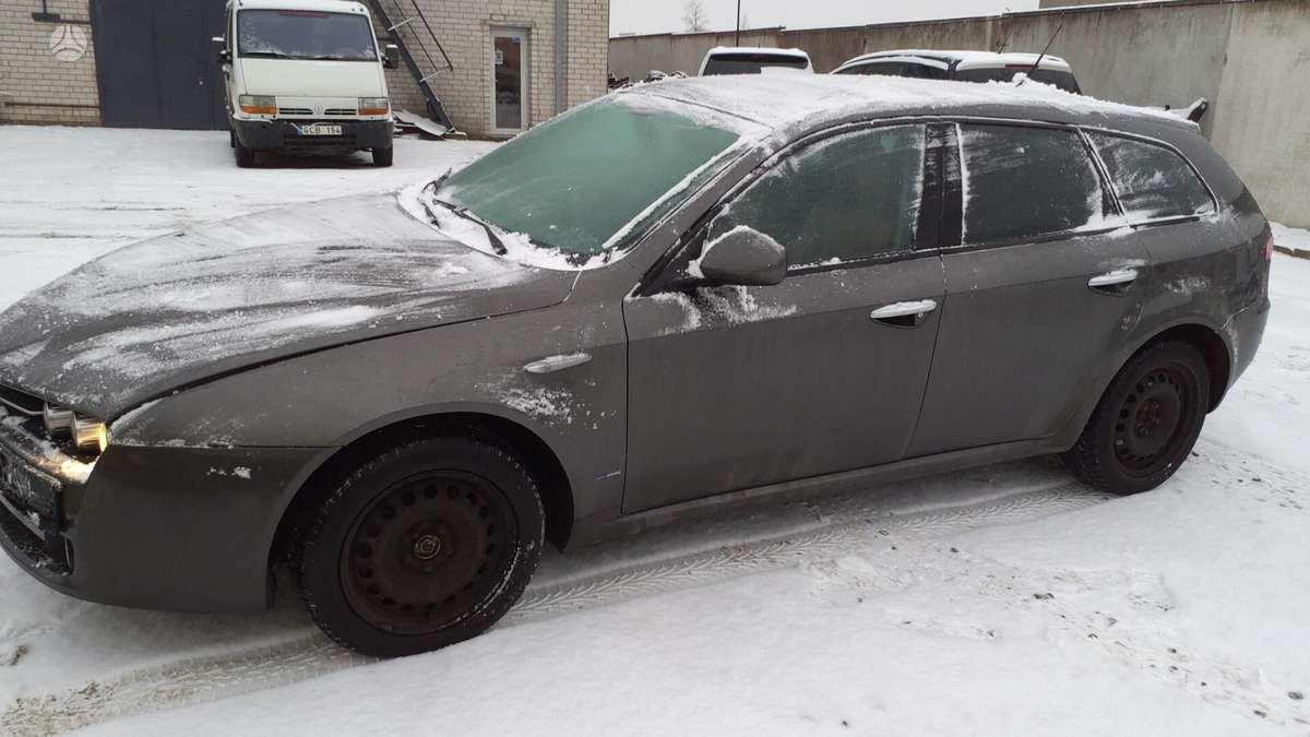 Alfa Romeo 159 dalimis