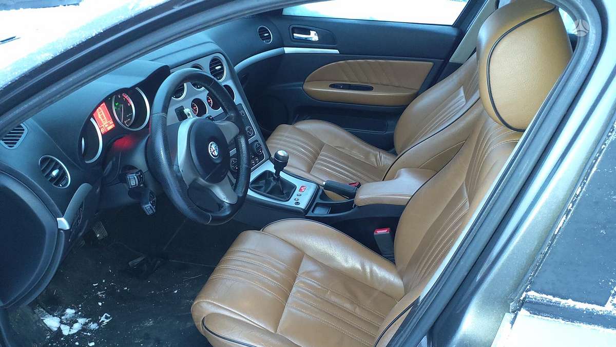Alfa Romeo 159 dalimis