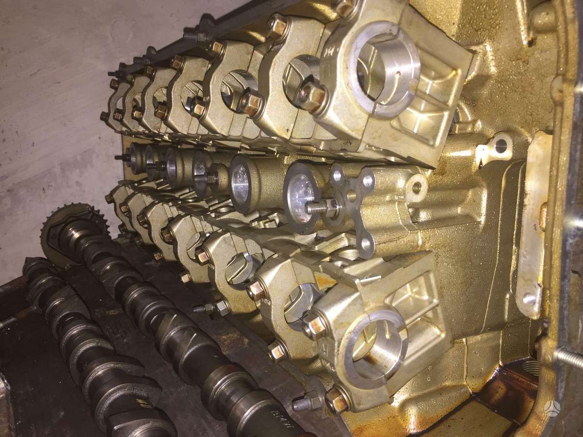 BMW 323 cylinder head
