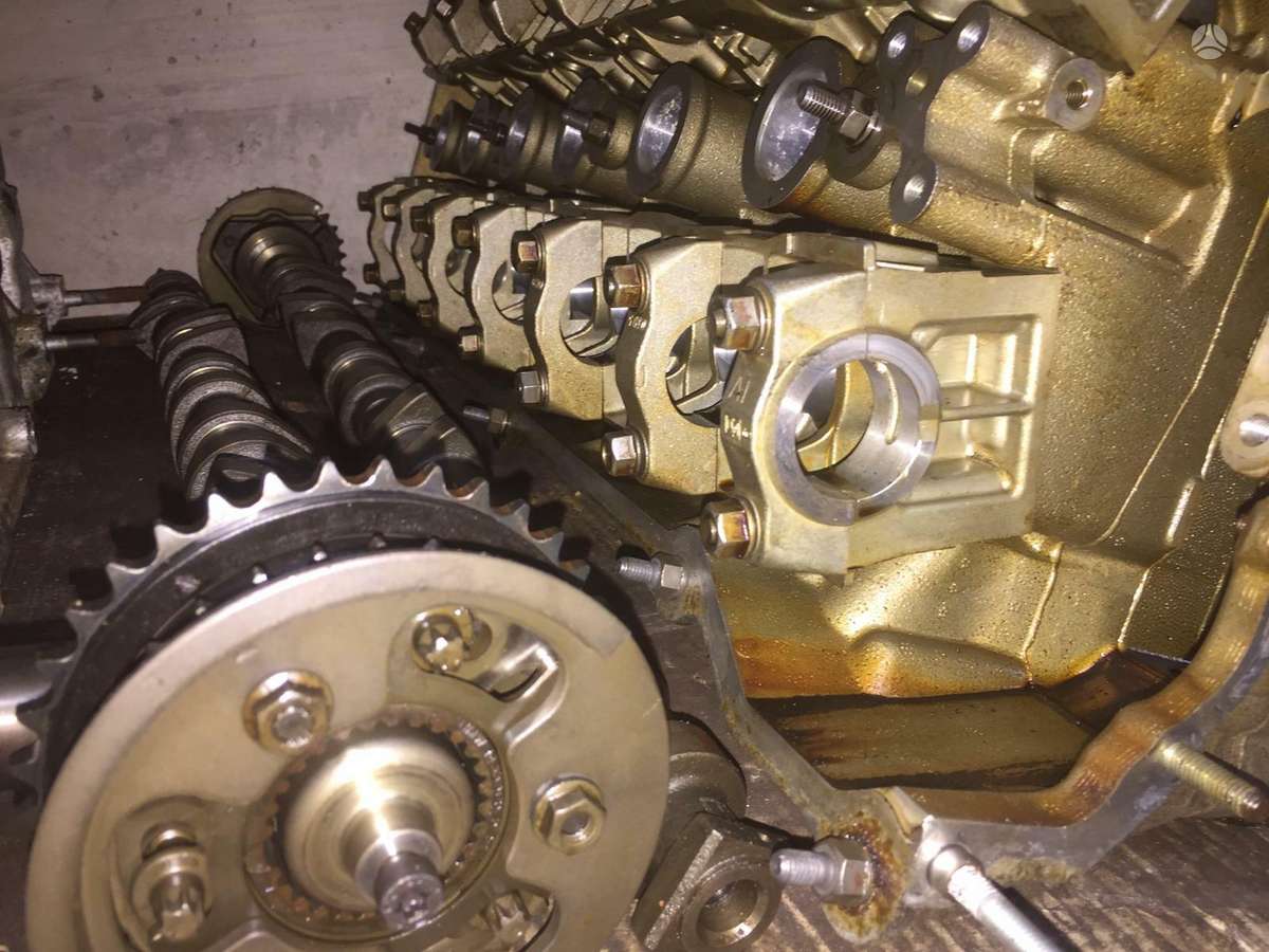 BMW 323 cylinder head