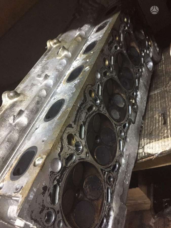 BMW 323 cylinder head
