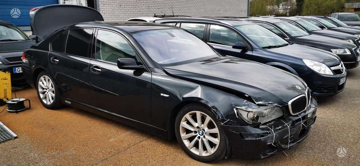 BMW 745