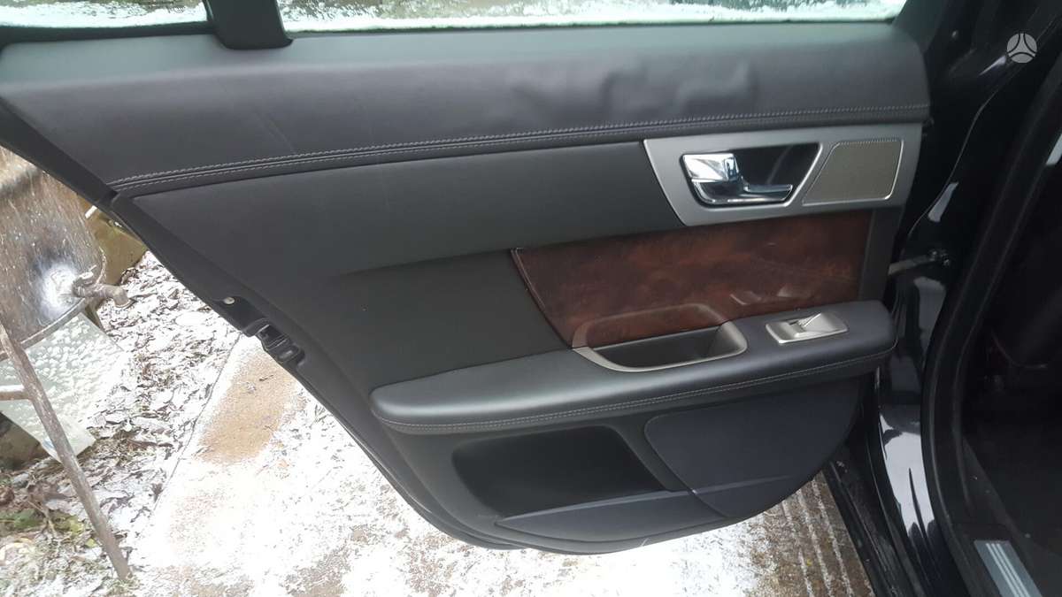 Jaguar XF dalimis