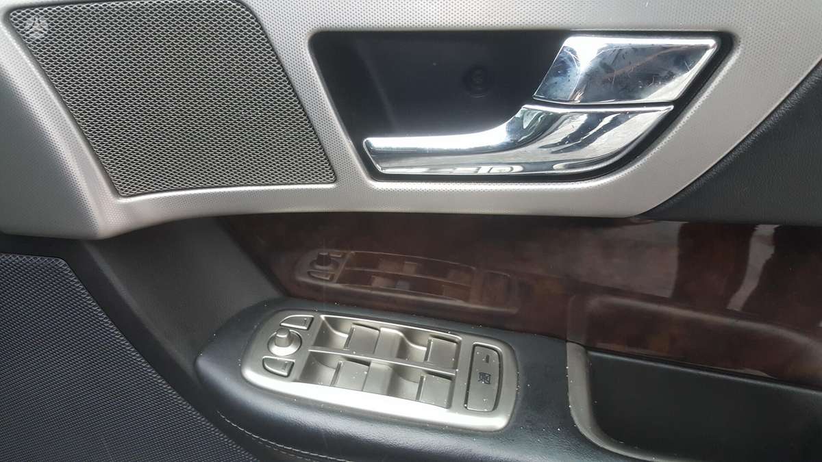 Jaguar XF dalimis
