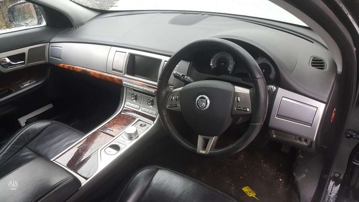 Jaguar XF dalimis