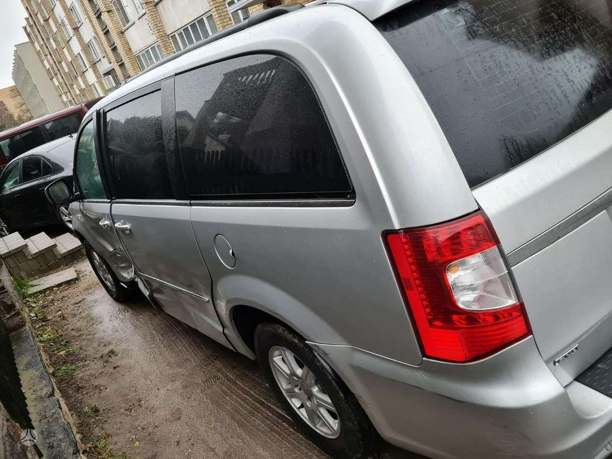 Chrysler Town & Country dalimis