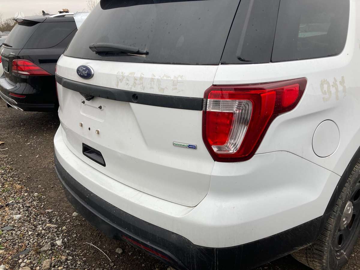 Ford Explorer dalimis. Buves policijos