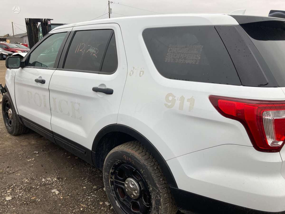 Ford Explorer dalimis. Buves policijos