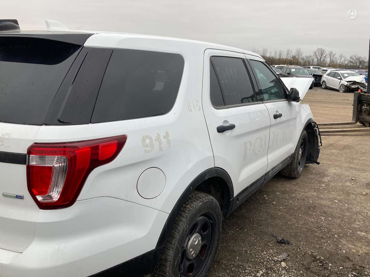Ford Explorer dalimis. Buves policijos
