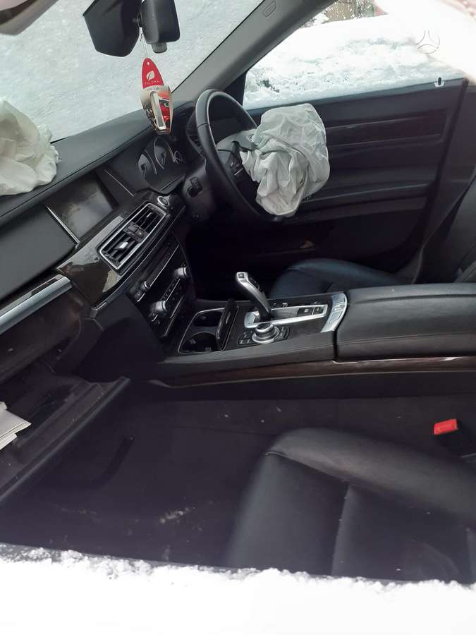 BMW 7 serija dalimis