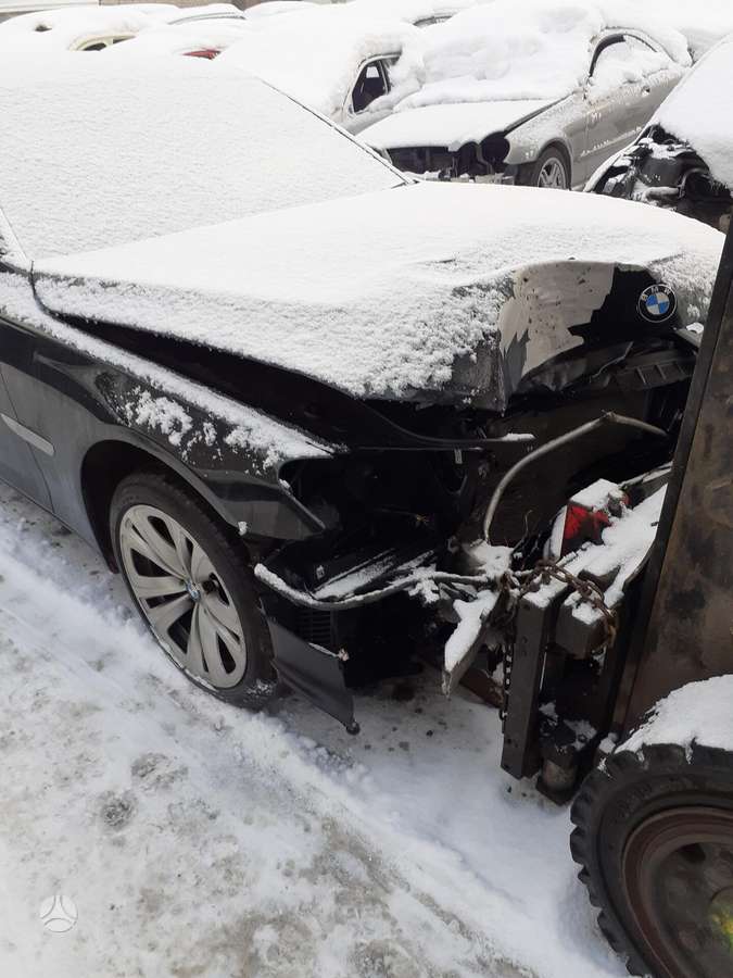 BMW 7 serija dalimis