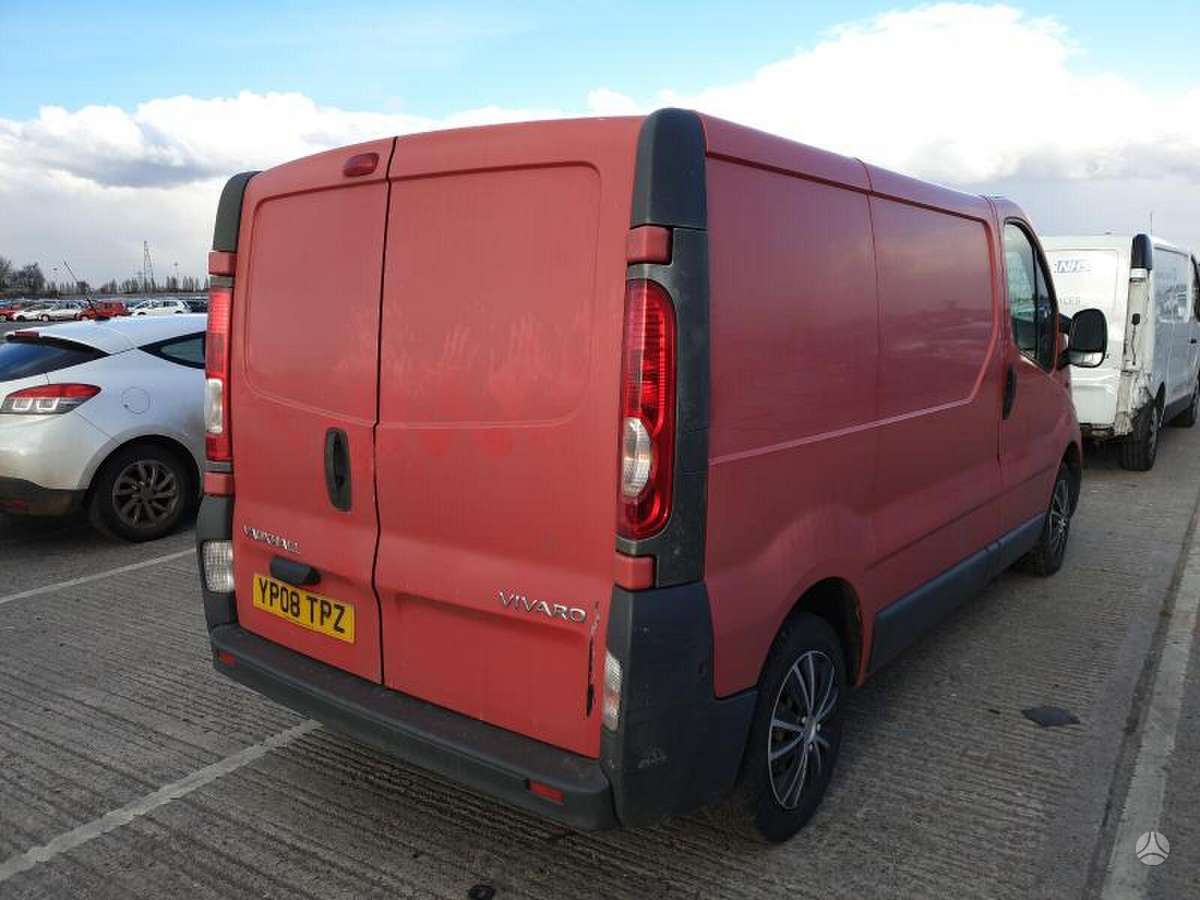 Renault Trafic dalimis. Variklis deze dirba be prekaistu