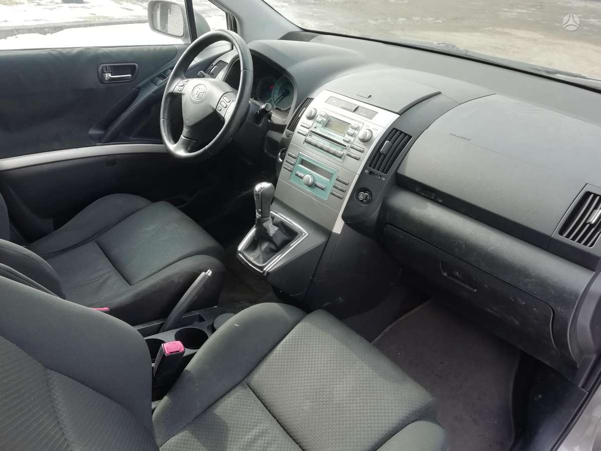 Toyota Corolla Verso по частям
