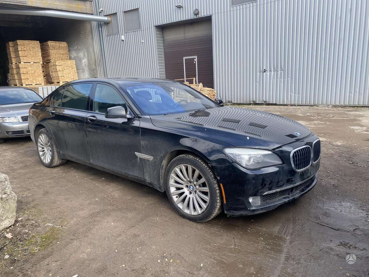 BMW 750 dalimis