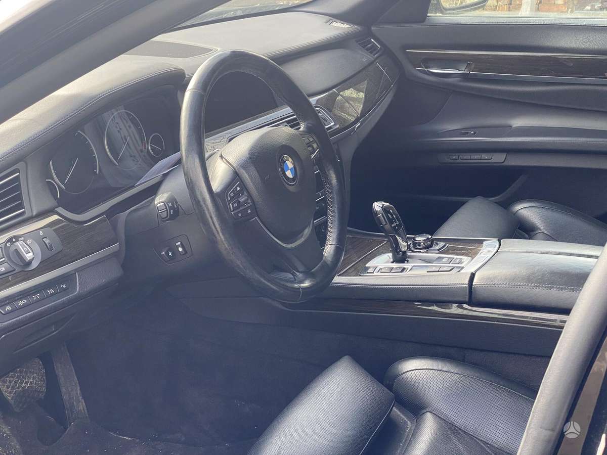 BMW 750 dalimis
