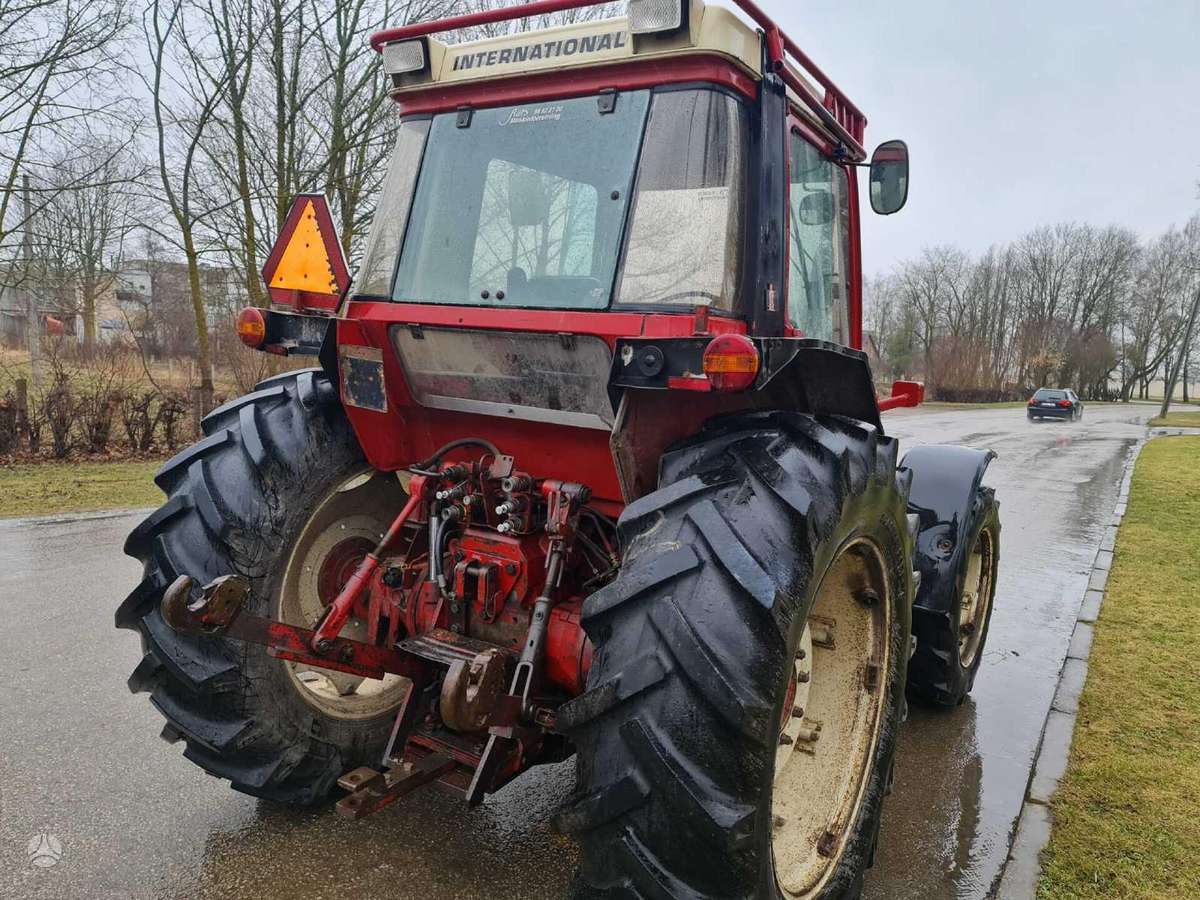 Case-IH 1056 XL, tractors