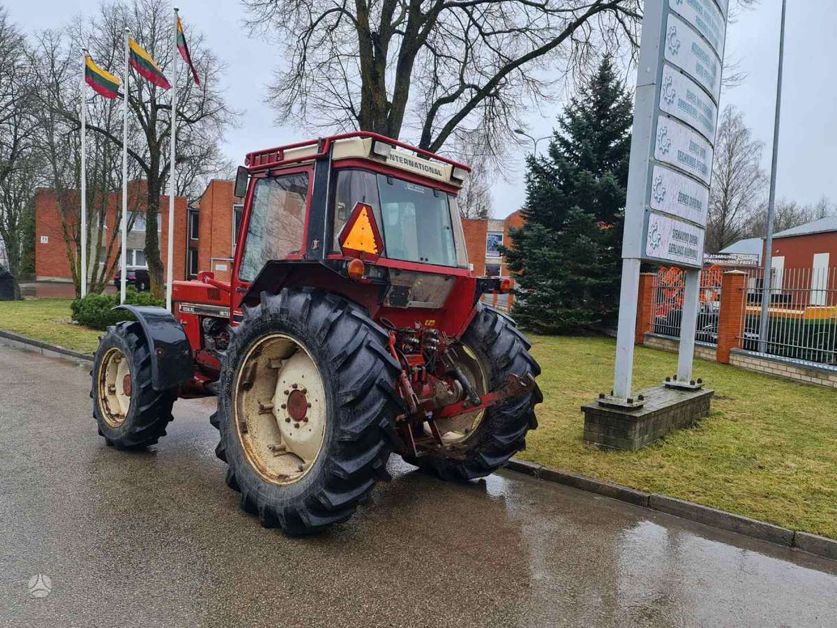Case-IH 1056 XL, traktoriai