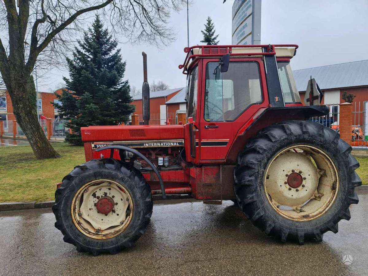 Case-IH 1056 XL, tractors