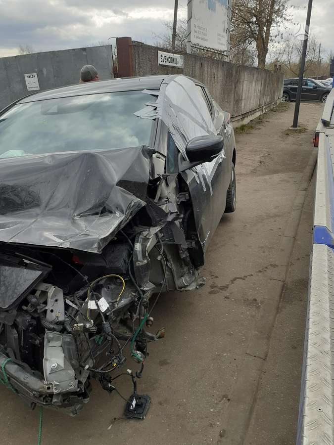 Nissan Leaf по частям