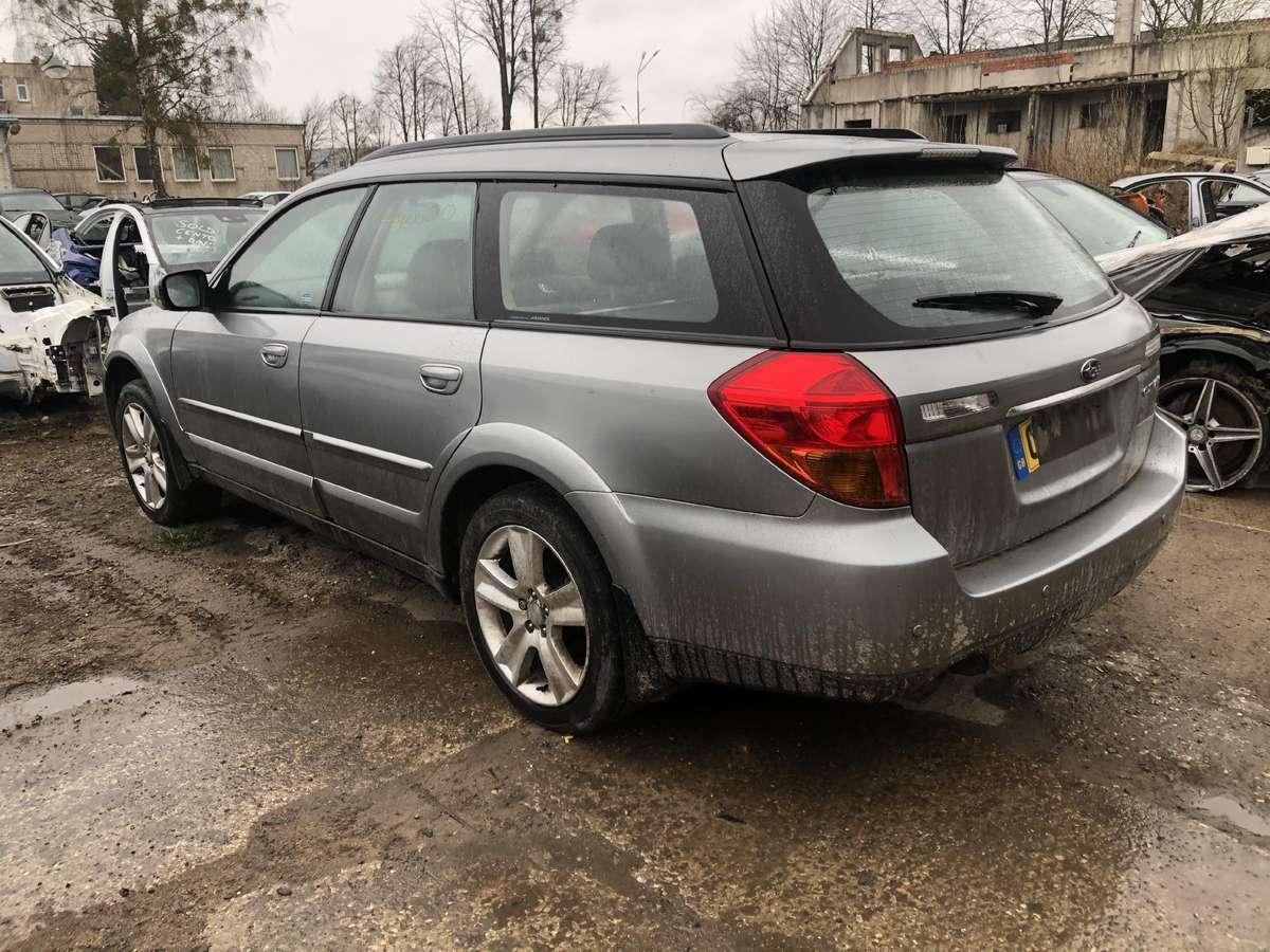 Subaru Outback for parts. Nuimamas kablys