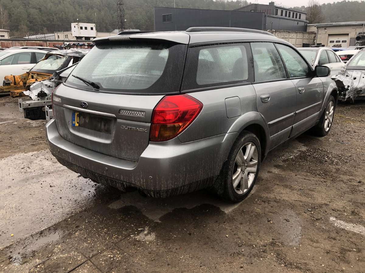 Subaru Outback dalimis. Nuimamas kablys