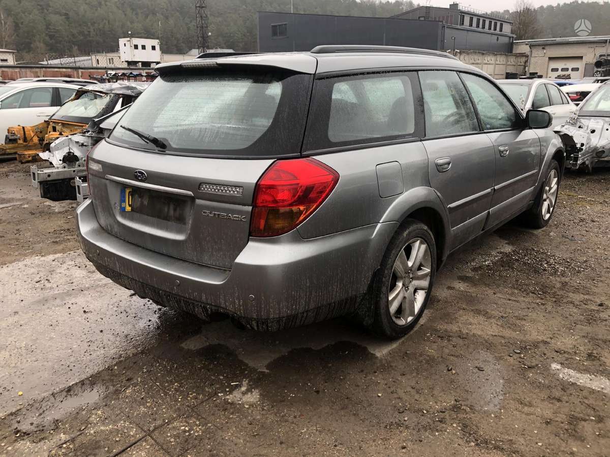 Subaru Outback for parts. Nuimamas kablys