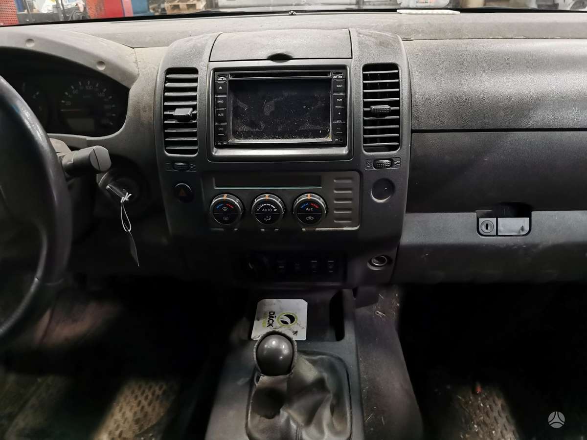 Nissan Navara dalimis. Dėžė variklis testuoti