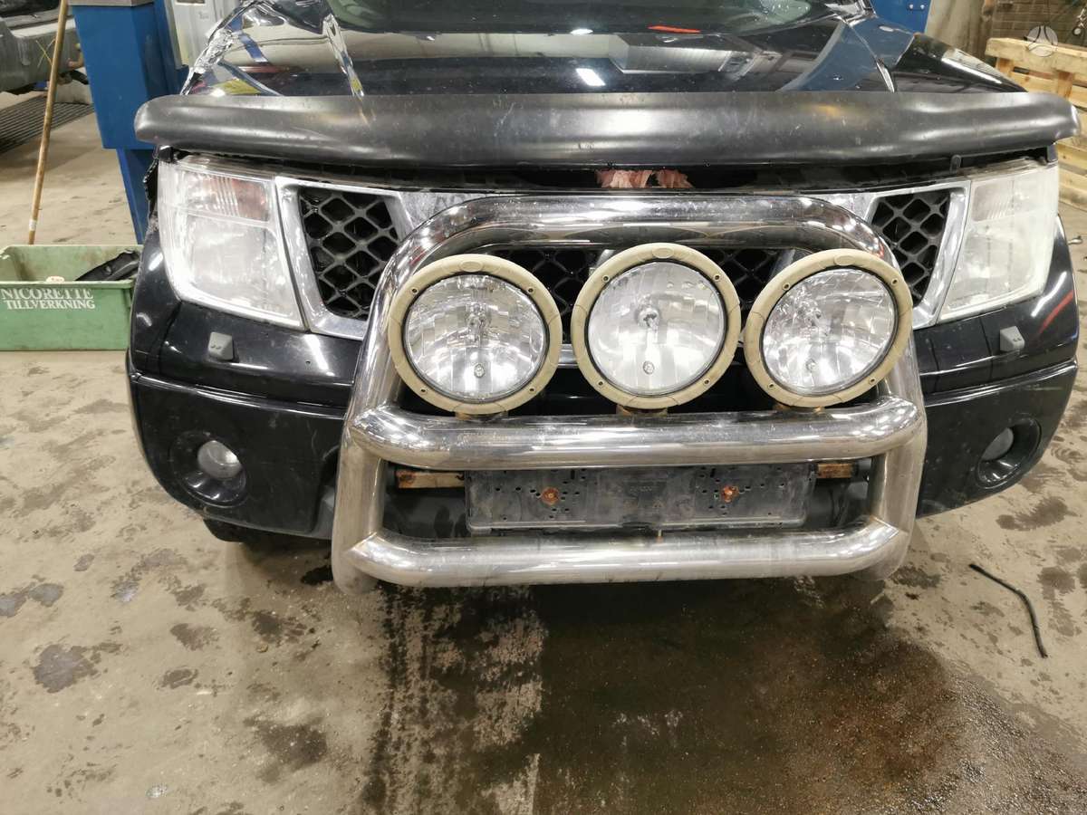 Nissan Navara dalimis. Dėžė variklis testuoti