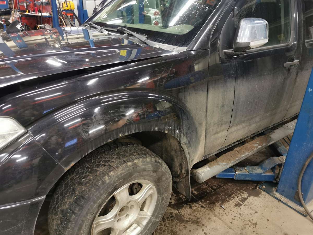 Nissan Navara dalimis. Dėžė variklis testuoti