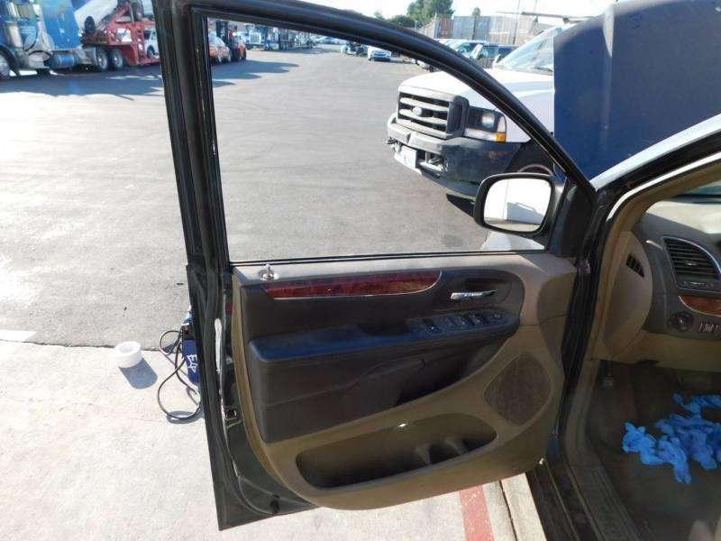 Chrysler Town & Country dalimis