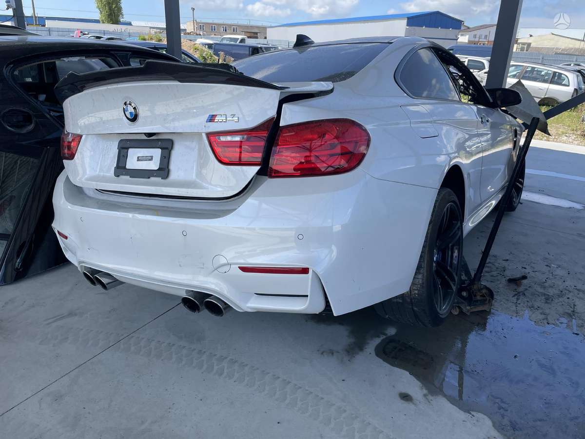 BMW M4 по частям. Dokumentai variklis ok