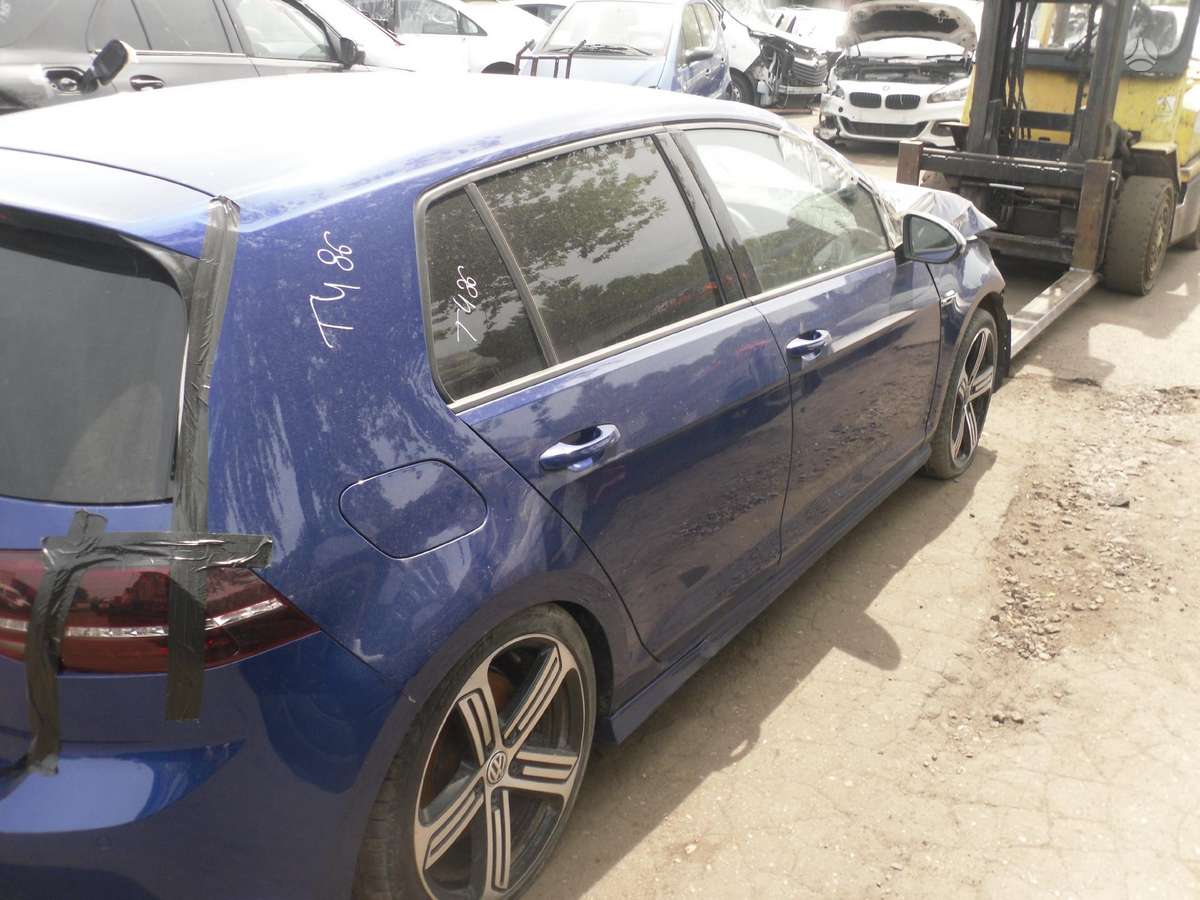 Volkswagen Golf dalimis. Tikras r