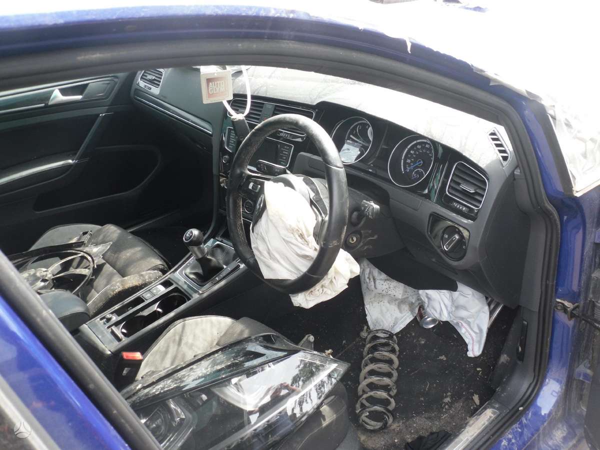 Volkswagen Golf dalimis. Tikras r