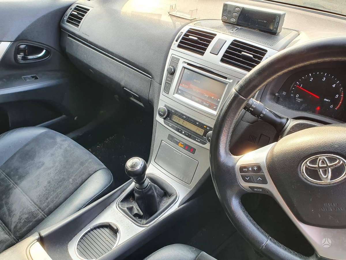 Toyota Avensis по частям. Dalimis