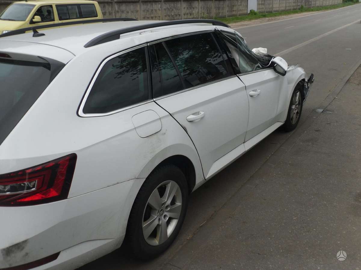 Skoda Superb dalimis