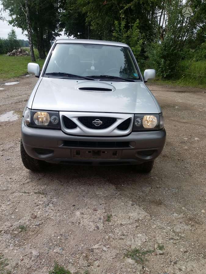 Nissan Terrano dalimis. Anglas dalimis