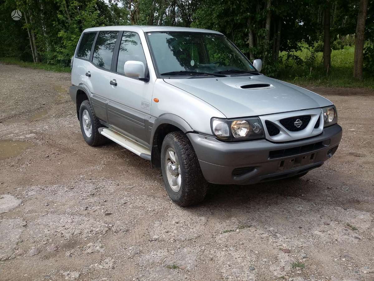 Nissan Terrano dalimis. Anglas dalimis