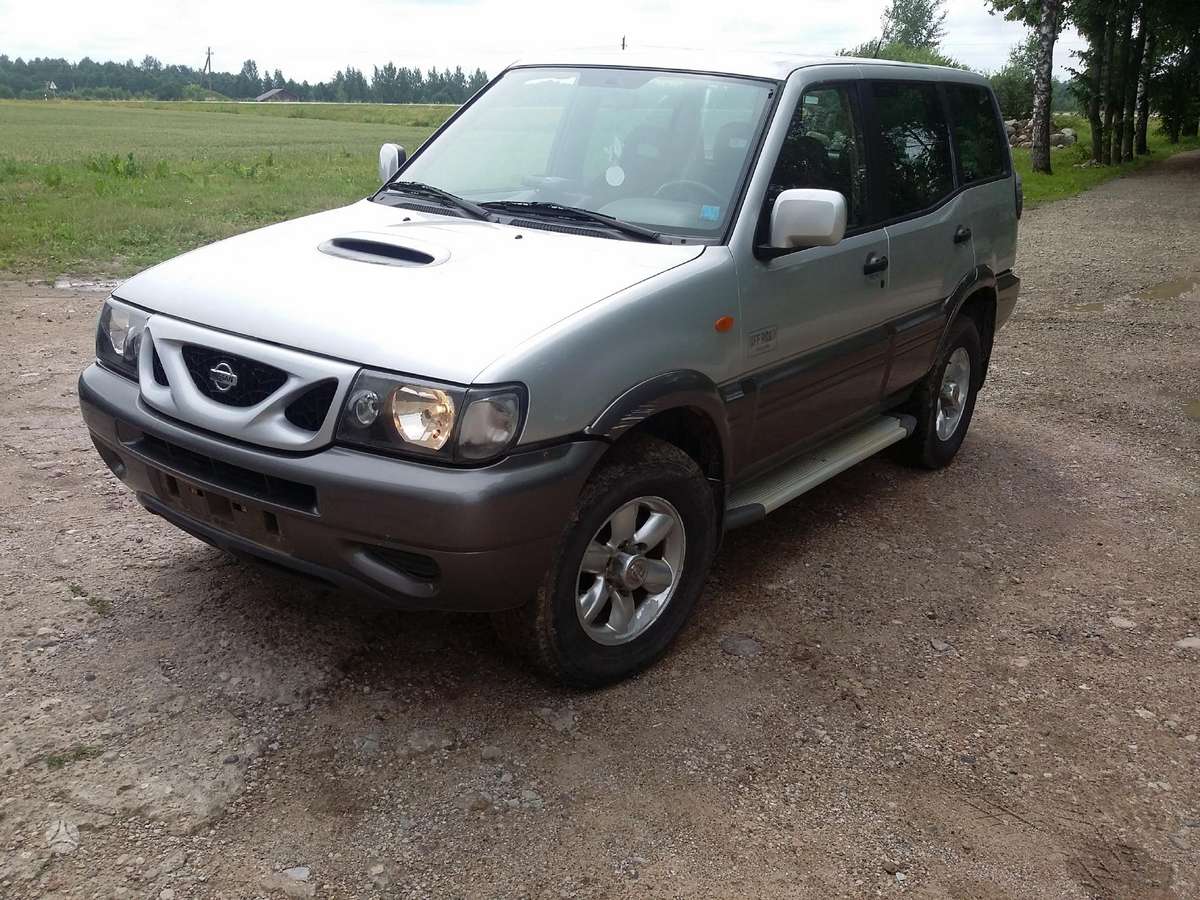 Nissan Terrano dalimis. Anglas dalimis
