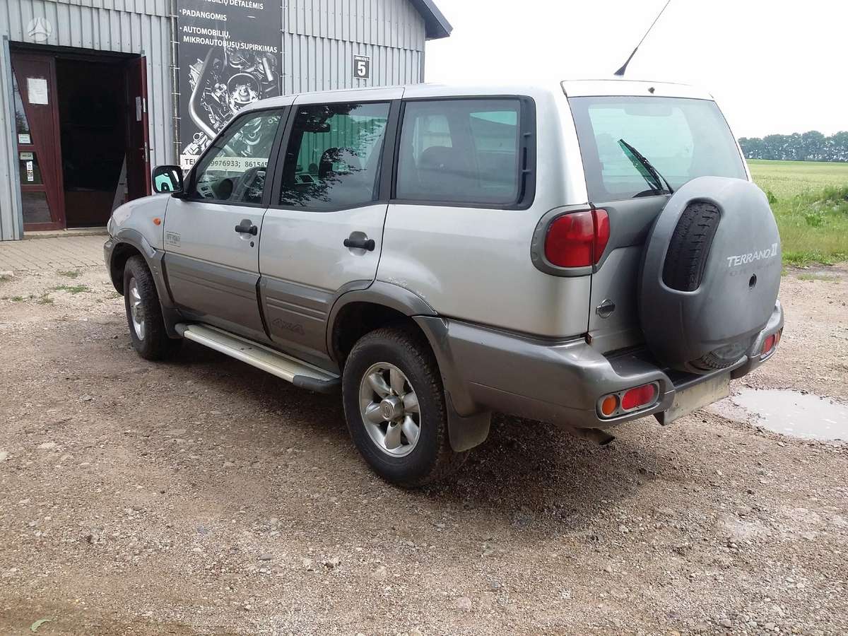 Nissan Terrano dalimis. Anglas dalimis