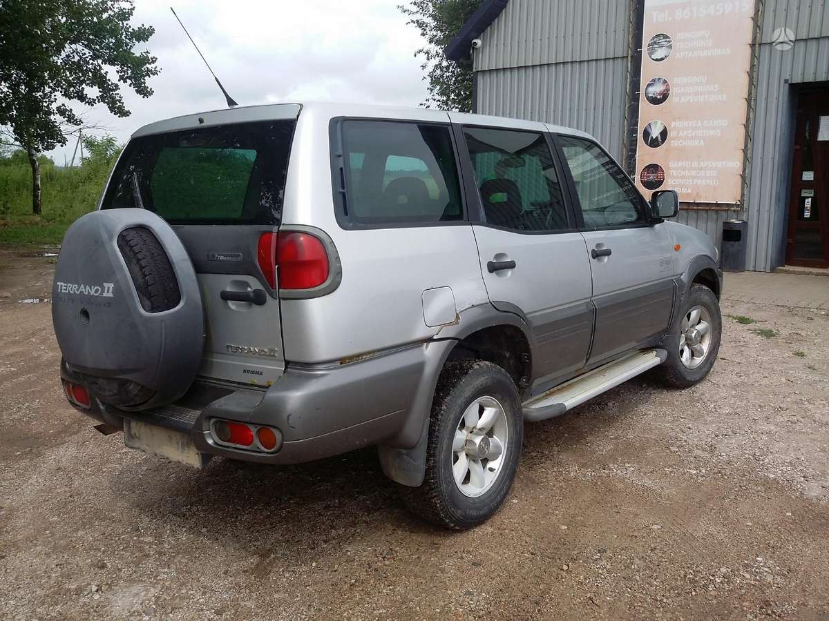 Nissan Terrano dalimis. Anglas dalimis