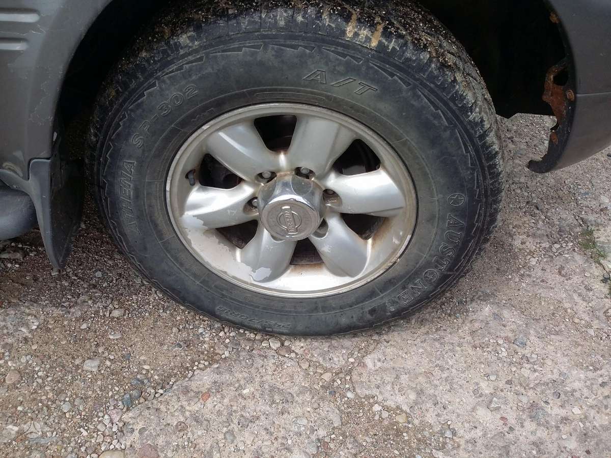 Nissan Terrano dalimis. Anglas dalimis