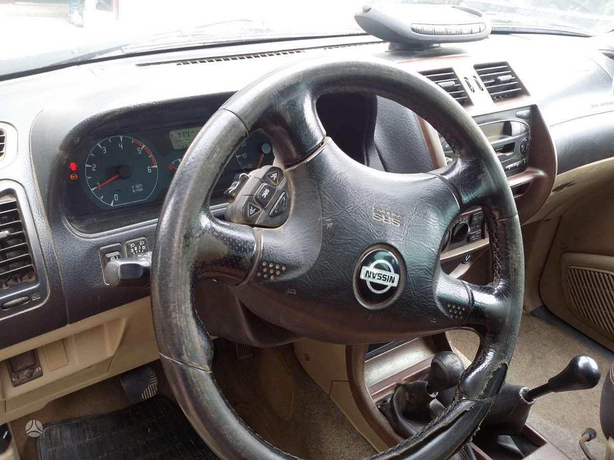 Nissan Terrano dalimis. Anglas dalimis