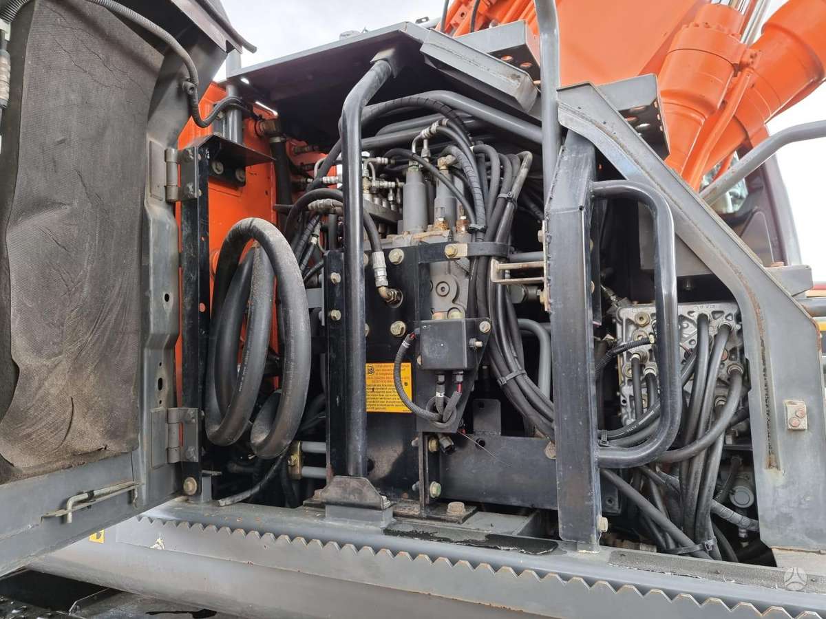 Hitachi ZX140W-3, ekskavatoriai
