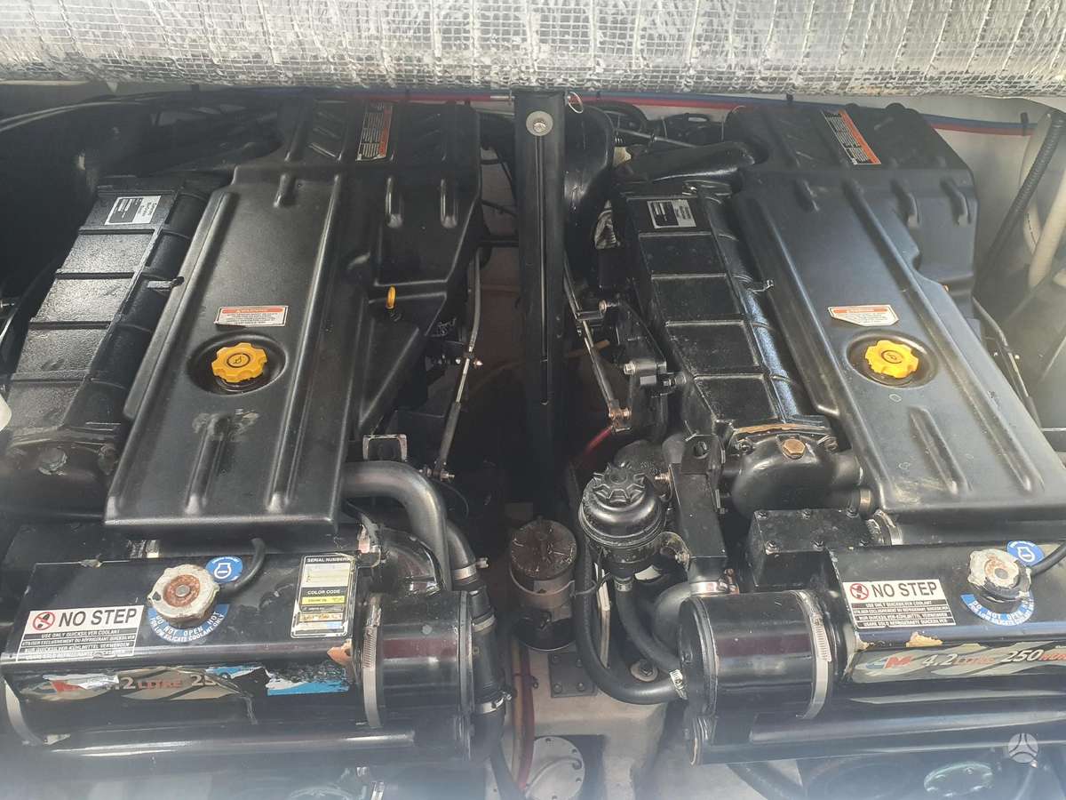 Crownline 315, yachts / cruisers