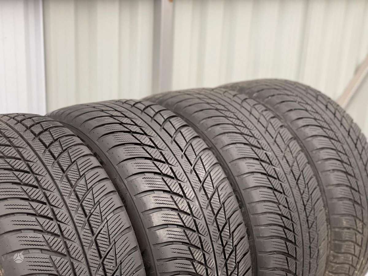 Bridgestone Blizzak LM001, winter 225/50 R17