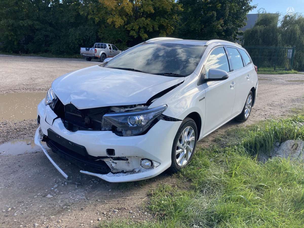Toyota Auris по частям