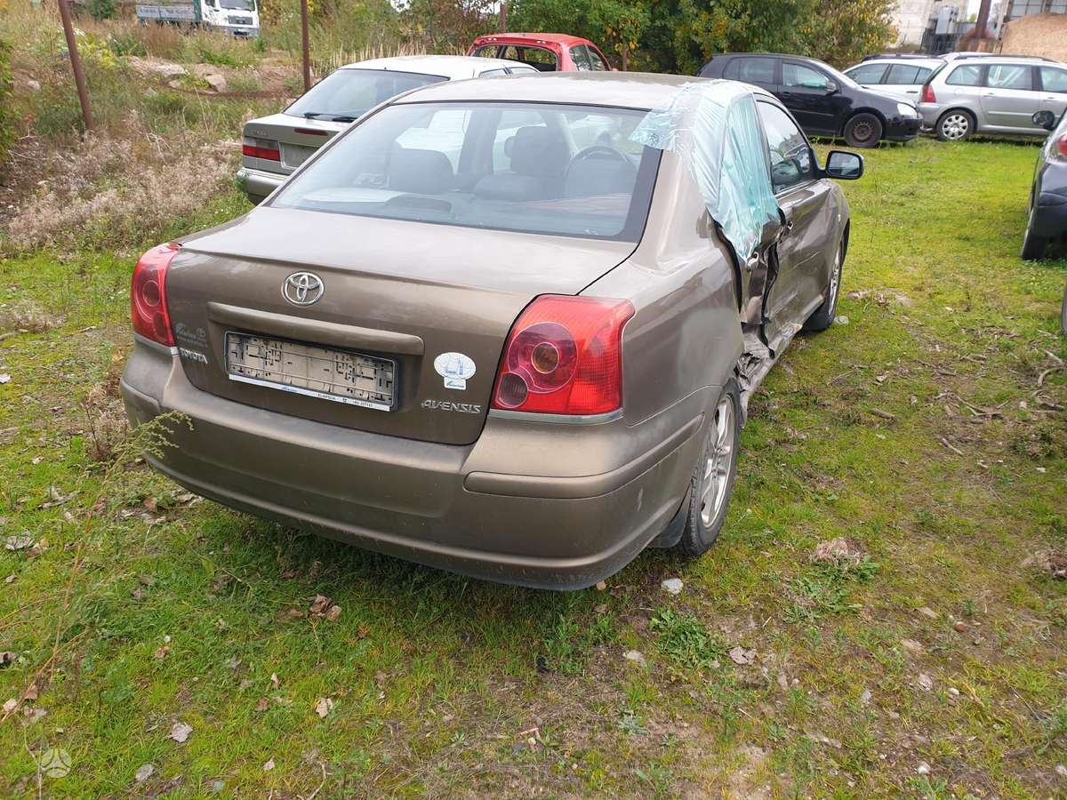Toyota Avensis for parts