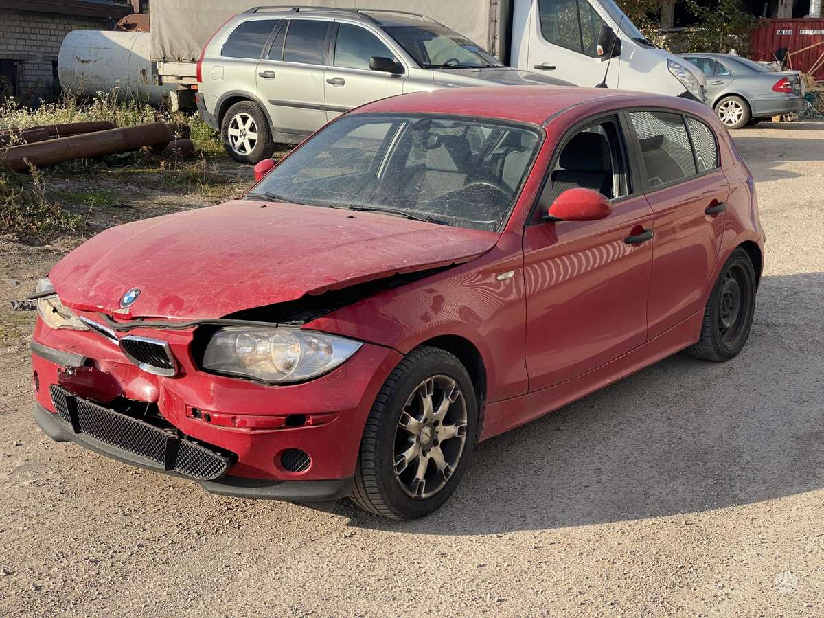 BMW 116 dalimis