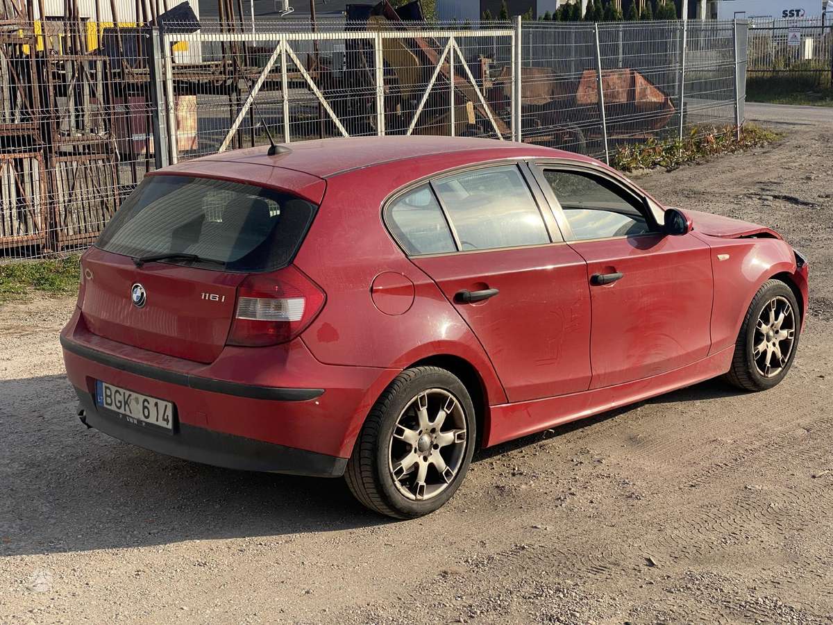 BMW 116 dalimis